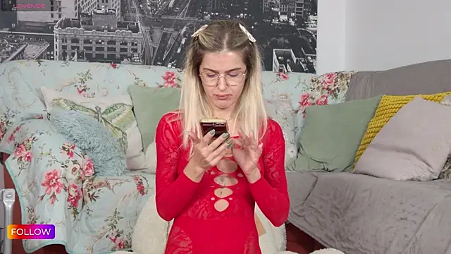 Sarah-Hart online show from September 19, 12:04 pm