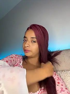 Laura fernandezII online show from January 6, 8:45 pm