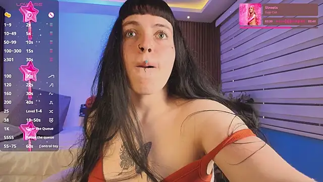 Snapshot of Lucy_Smith2 chatting on October 17, 8:23 pm Lucy Smith2 online show from October 17, 8:23 pm