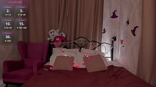 Emma  Leee online show from October 25, 12:51 am