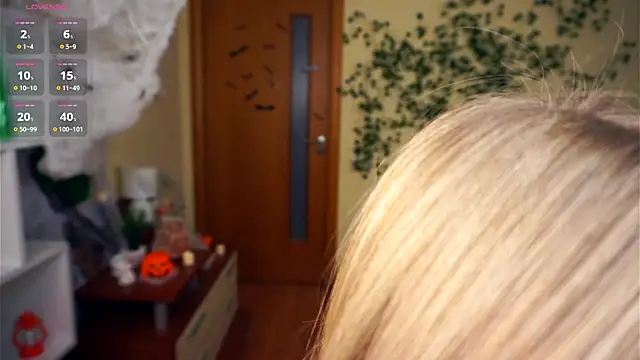 LynetBurby online show from October 30, 7:15 pm