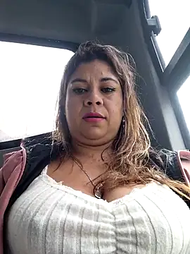 Laura-Hernandez online show from December 5, 3:24 pm