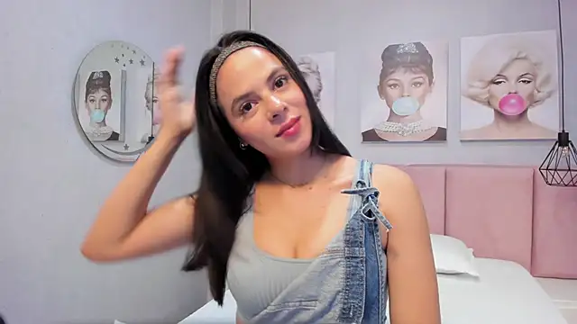 Sensual Sophie  online show from December 3, 11:18 pm