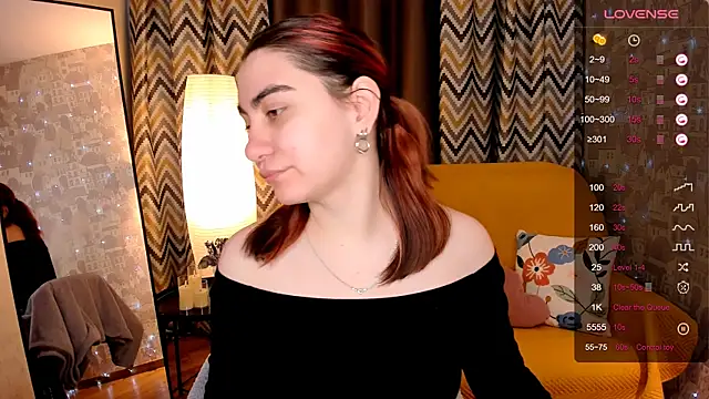 hannacheekss  online show from April 4, 2:21 am