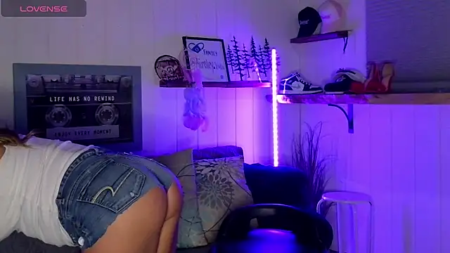 Snapshot of AinsleyMadison chatting on October 26, 1:34 am AinsleyMadison online show from October 26, 1:34 am