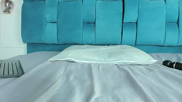 mia  fernandez online show from March 21, 7:08 pm