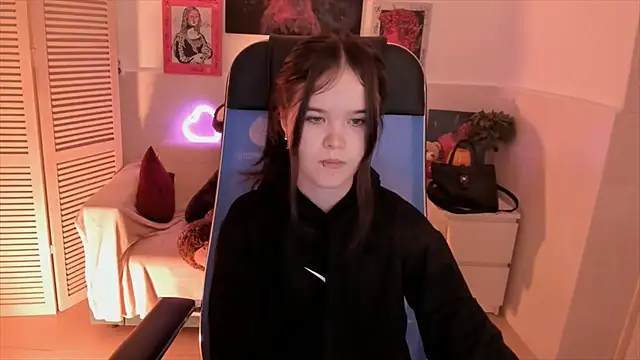 Elainebeness online show from November 6, 7:31 pm