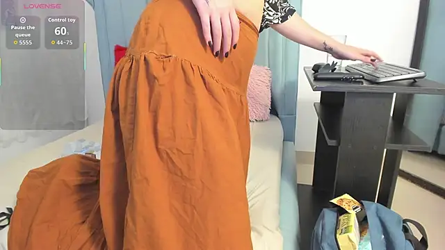 AlexaFoxy18 online show from October 26, 8:21 am