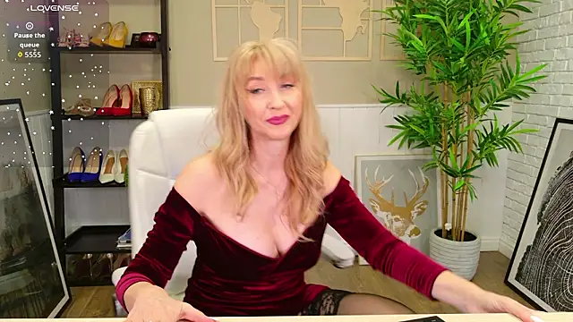 LadyLeea online show from March 13, 6:04 am