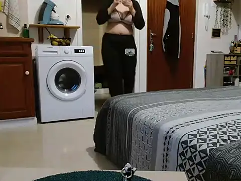 Snapshot of Lauzo21 chatting on October 10, 5:34 am Lauzo21 online show from October 10, 5:34 am