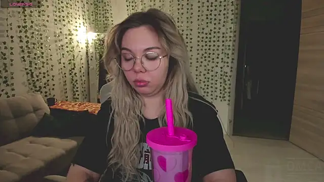 whoa-hoa-hoa-hoa-hoa online show from March 8, 5:39 pm