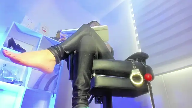 charlotte joliedart online show from December 17, 9:19 pm