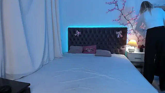 KateOwyns online show from April 16, 11:54 am