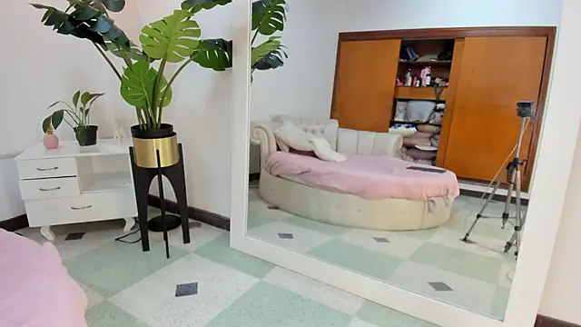 Mollymoon1 online show from February 3, 8:01 pm