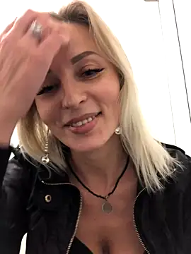 Snapshot of Diamond_Bunny_ chatting on September 13, 3:31 pm Diamond Bunny  online show from September 13, 3:31 pm