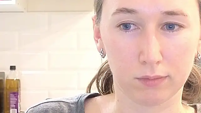 Snapshot of --Model--2 chatting on October 25, 12:18 am --Model--2 online show from October 25, 12:18 am