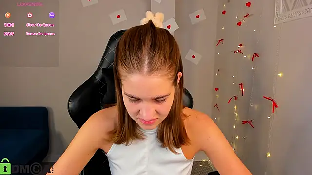 Jennifer Wadee online show from April 10, 11:22 pm