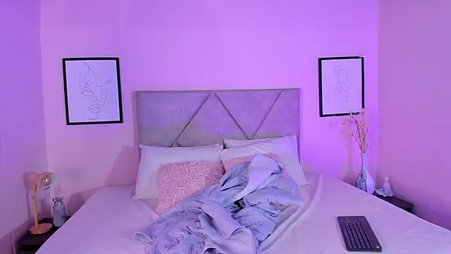 Emilyh  online show from September 15, 10:45 am