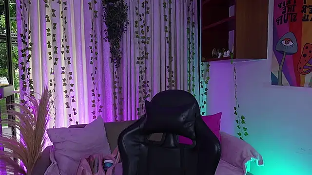 HannaRhodes online show from December 16, 1:06 pm