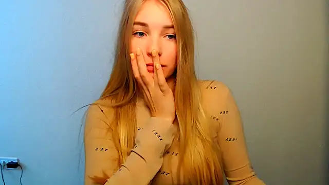 Snapshot of Queen_ofLove chatting on October 12, 11:45 am Queen ofLove online show from October 12, 11:45 am