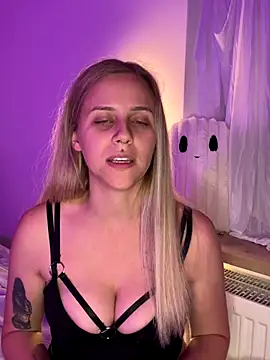 lunawolf21 online show from October 25, 5:31 pm