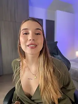 SophieRaily  online show from January 12, 8:58 pm