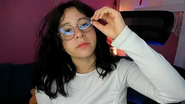 agnes 213 online show from November 5, 1:38 pm