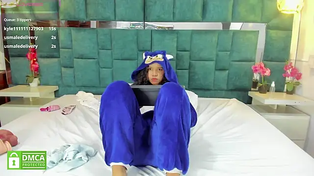 valtira nova online show from November 15, 7:15 pm