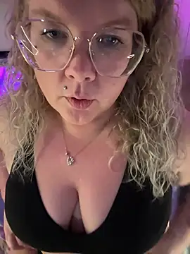 CurvyAnonymousGirl89 online show from March 28, 7:24 pm