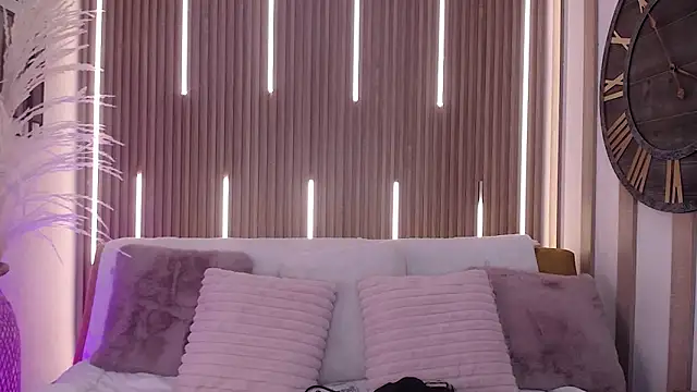 Aniie Doll online show from November 25, 8:31 pm