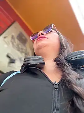 LIZ-06  online show from April 2, 3:53 pm