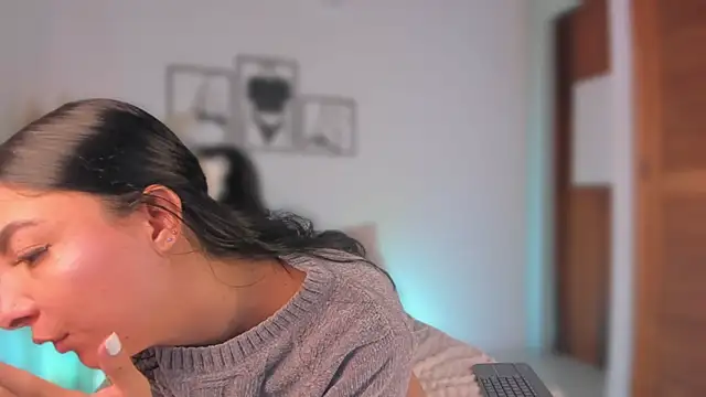 777AylinZ online show from April 6, 11:22 am