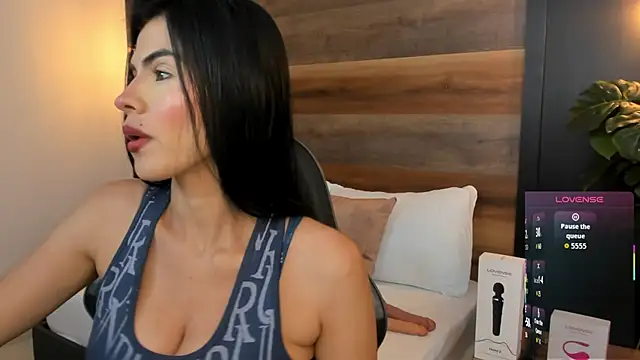 stephanya  online show from December 1, 7:05 pm