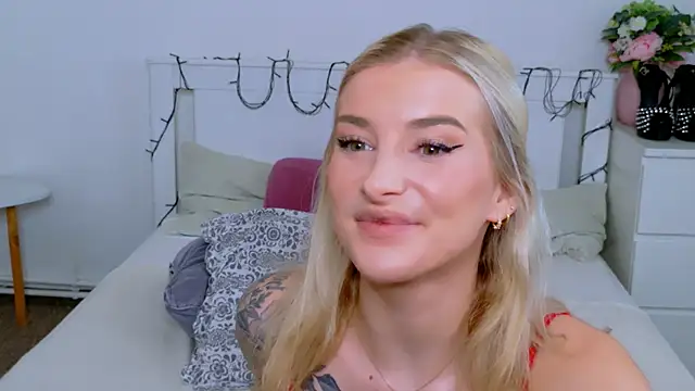 Lia Benini online show from March 11, 1:36 pm