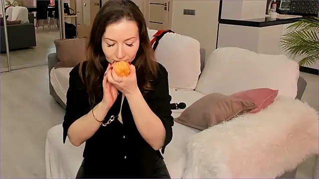  yessJulia  online show from March 12, 8:50 am