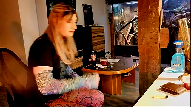 Snapshot of DYasmin69 chatting on October 24, 7:10 pm DYasmin69 online show from October 24, 7:10 pm