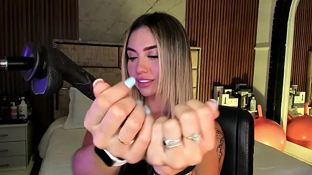 Snapshot of EmiilyHendriixx chatting on September 15, 8:16 pm EmiilyHendriixx online show from September 15, 8:16 pm