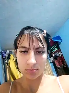 Snapshot of Anniee_x chatting on October 4, 1:00 am Anniee x online show from October 4, 1:00 am
