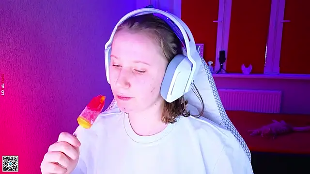 mon lola online show from November 10, 2:56 pm