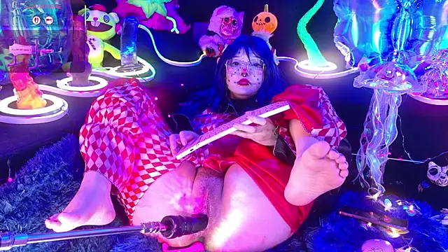 LaytonBox online show from February 19, 8:18 pm