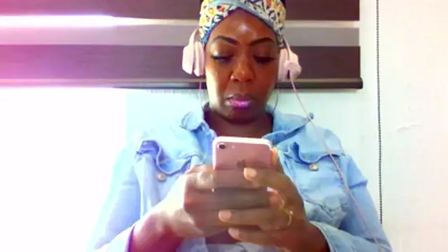 chocolatechipkukky85 online show from April 22, 5:43 pm