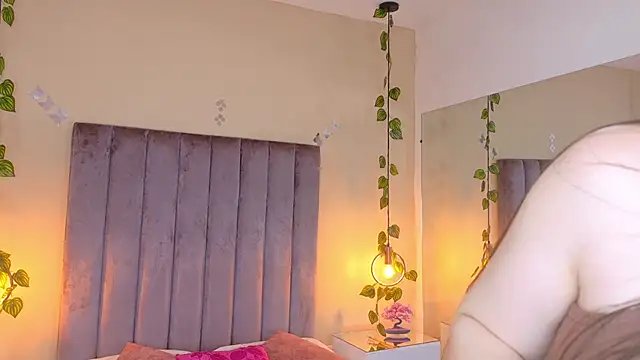 Dahlia Rousse online show from March 21, 8:30 am