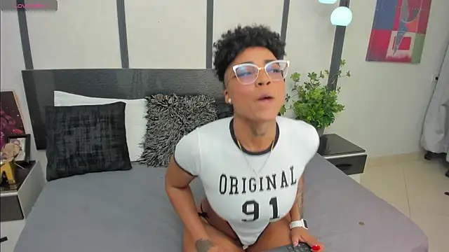 LuciaWallace online show from November 28, 1:08 am