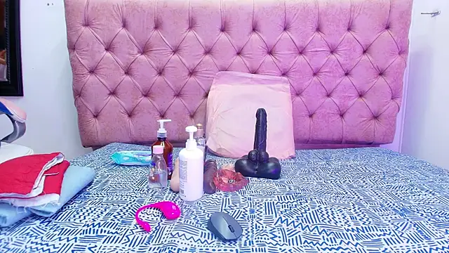 Auroraa miller online show from October 2, 11:59 am