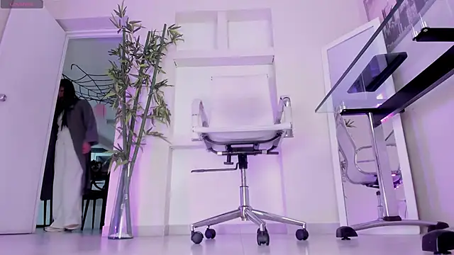 hannah howeell   online show from October 22, 10:09 am