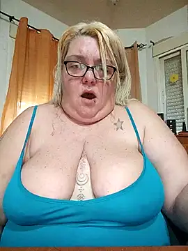 diosacurvy1984 online show from April 12, 8:17 am