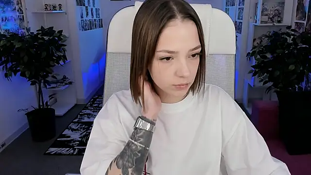 PamBeesly online show from October 27, 8:21 am