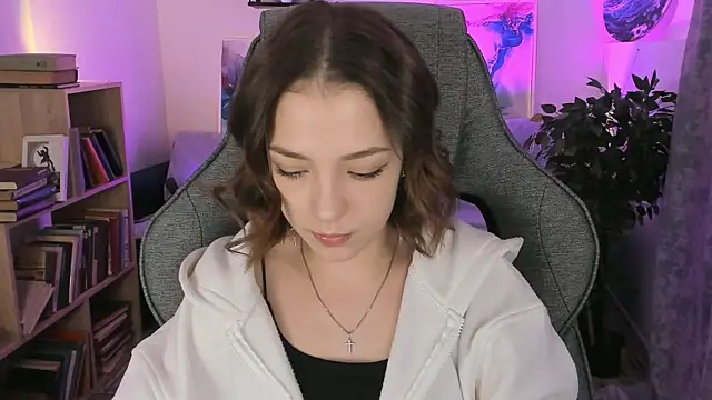 PamBeesly online show from January 9, 8:30 am