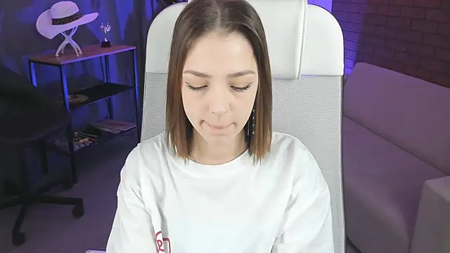 PamBeesly online show from January 10, 9:14 am