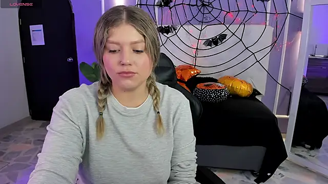 alaia greyy online show from November 1, 1:15 pm